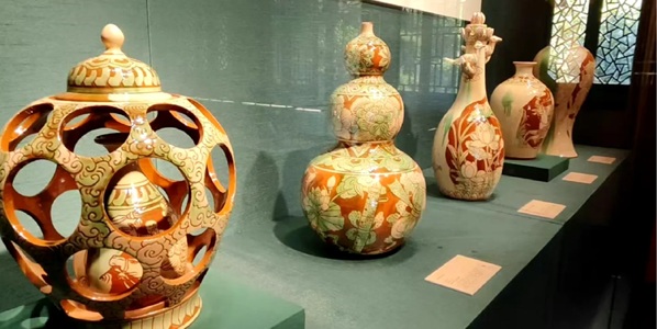 界首彩陶工艺品展示