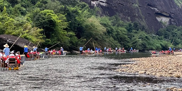 武夷山九曲溪竹筏漂流全景图