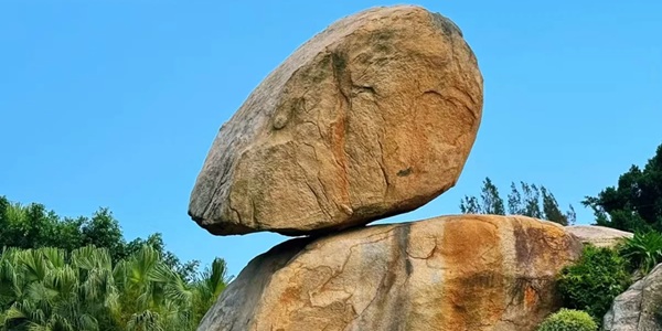 漳州东山风动石景观图