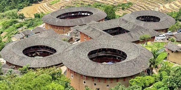 漳州南靖田螺坑土楼群全景图