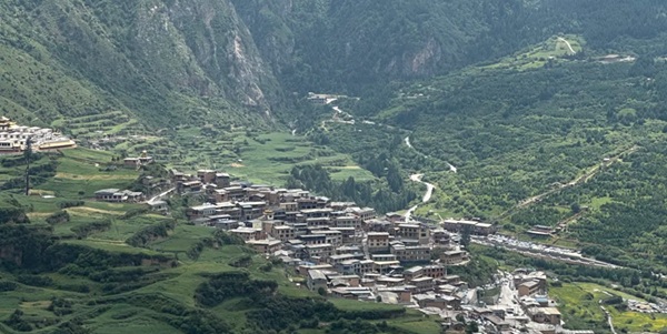 扎尕那石城全景