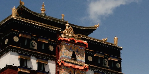 米拉日巴佛阁全景图