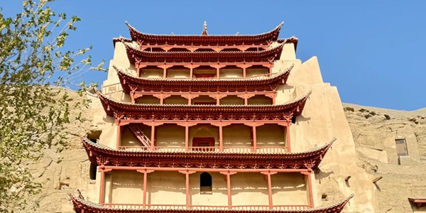 敦煌莫高窟九层楼外景