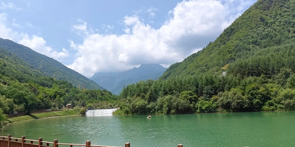 官鹅沟峡谷风光