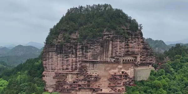 麦积区麦积山石窟全景