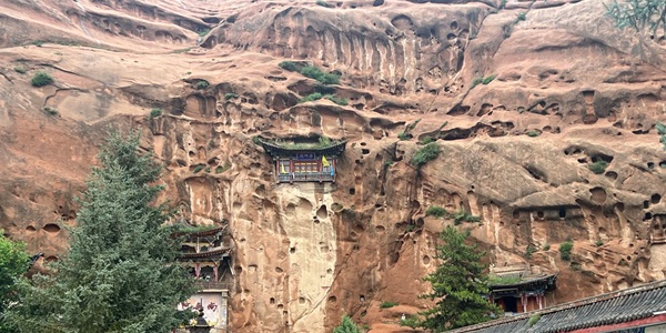 肃南马蹄寺石窟全景图