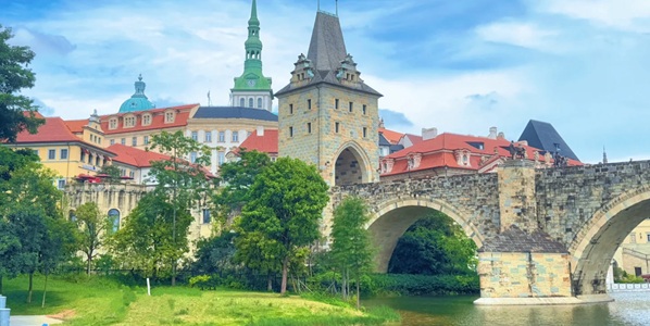 松山湖松湖烟雨全景图