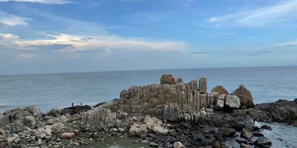 惠来客鸟尾石笋全景图