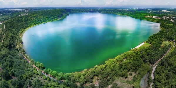 湛江麻章区湖光岩玛珥湖风景