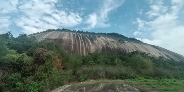 封开大斑石全景与周边田园风光