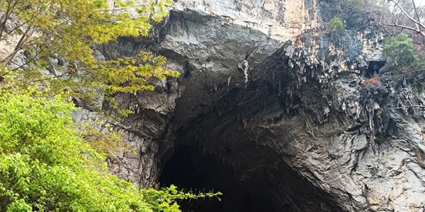 怀集燕岩溶洞入口与洞内钟乳石景观