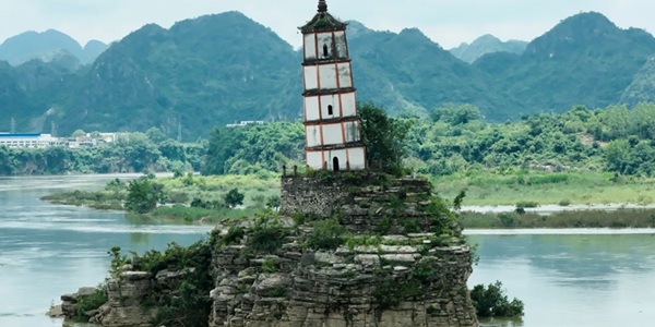 崇左江州区左江斜塔风光