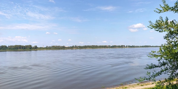 萝北县界江风光