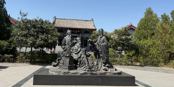 三苏园牌坊与墓区景观