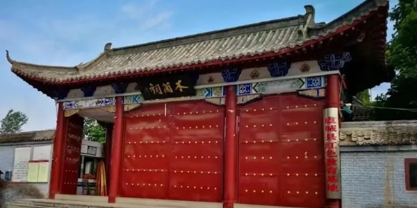 虞城县木兰祠大殿与花木兰雕像