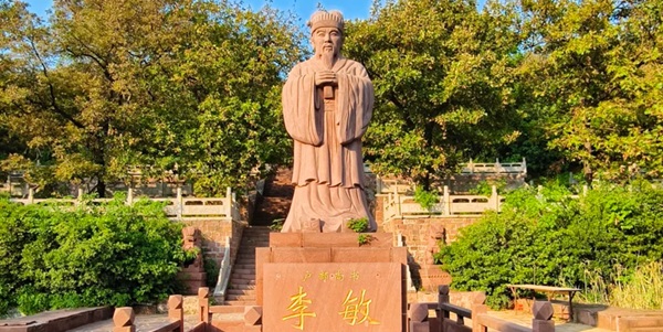 襄城县紫云山风光全景