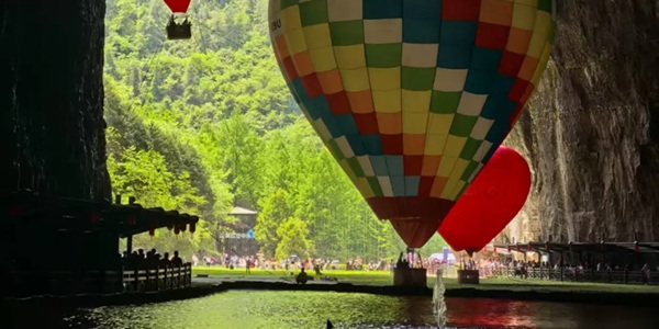 利川腾龙洞卧龙吞江