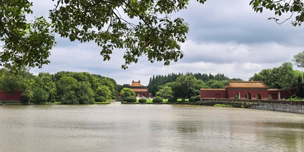钟祥明显陵全景