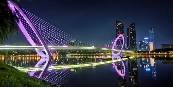 南京建邺区南京眼步行桥全景图