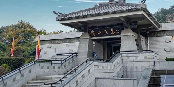 徐州鼓楼区龟山汉墓全景图