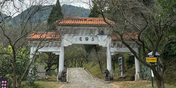 赣州大余县梅关古道全景图