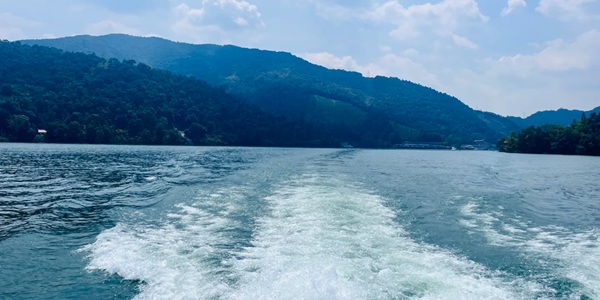 赣州上犹县阳明湖全景图