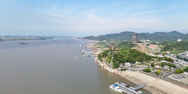 九江湖口县石钟山江湖交汇景观