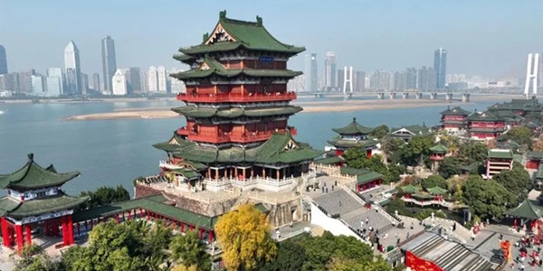 南昌东湖区滕王阁全景图