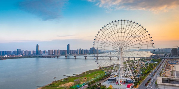 南昌红谷滩区南昌之星摩天轮夜景