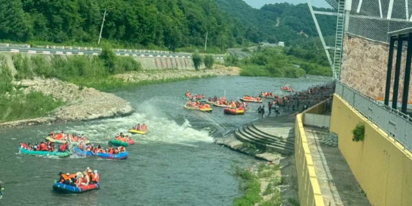 红河谷漂流实景
