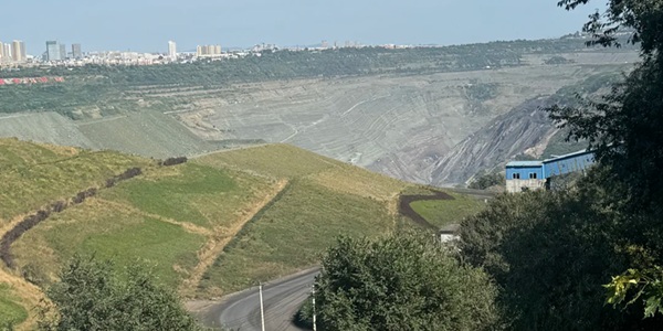 西露天矿全景俯瞰