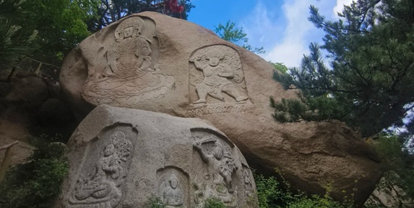 海棠山奇松与摩崖造像全景