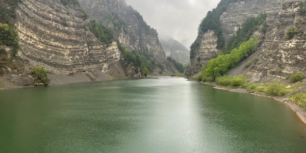 泾源县老龙潭景区瀑布全景