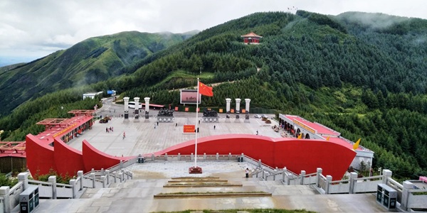 隆德县六盘山长征景区纪念亭全景