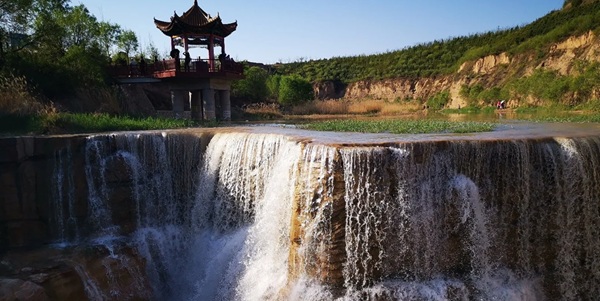 彭阳县茹河瀑布枯水期与丰水期对比景观