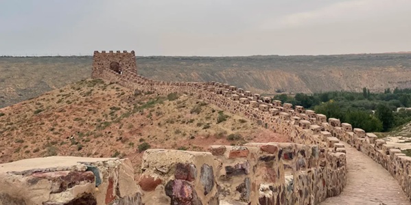 惠农区红果子长城蜿蜒于贺兰山下的全景