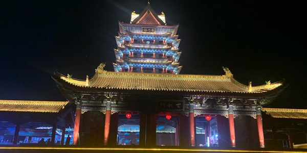 利通区黄河楼灯光璀璨的夜间全景