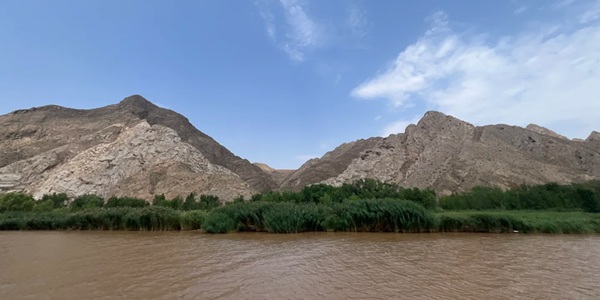 青铜峡黄河大峡谷游船视角的峭壁与黄河水