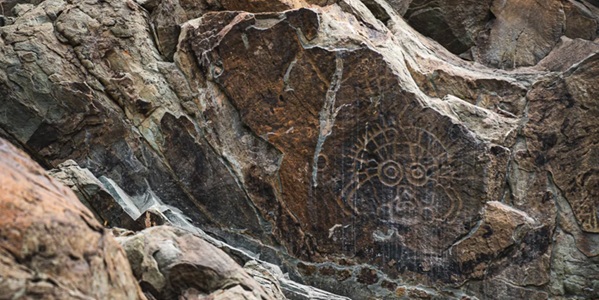 贺兰县贺兰山岩画太阳神图腾特写