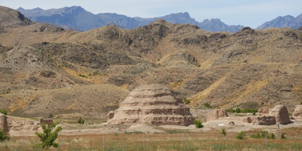 西夏王陵黄土陵台与贺兰山背景全景