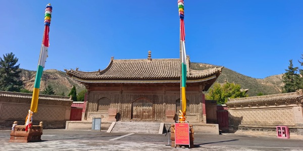 乐都瞿昙寺全景与周边雪山