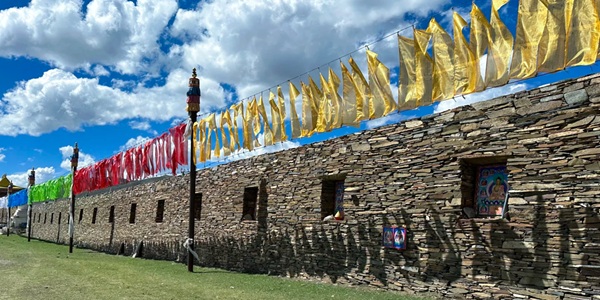 泽库和日石经墙全景