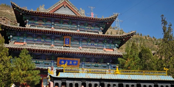 西宁城北区北禅寺悬崖建筑全景