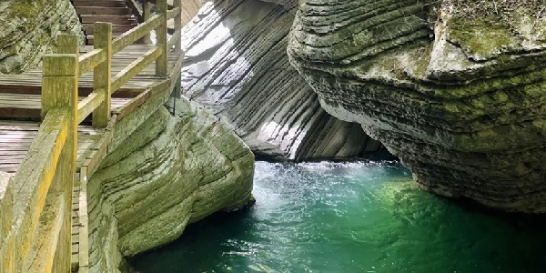 平利天书峡峡谷溪流与奇石景观