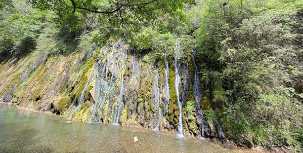 石泉中坝大峡谷栈道与瀑布景观