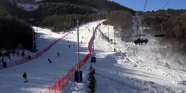 鳌山滑雪场冬季雪道全景