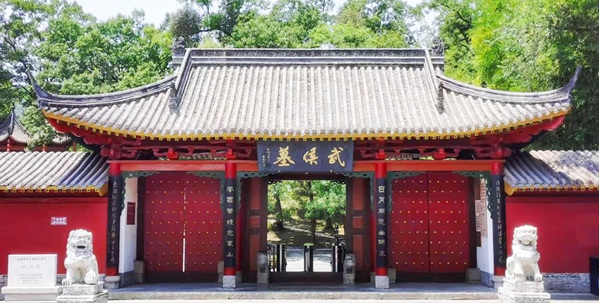 勉县武侯墓景区古柏参天的肃穆景象