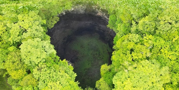 镇巴县天坑群航拍全景图