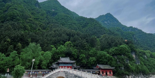 洛南老君山云海与道教建筑群