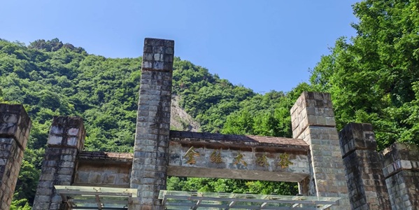 商南金丝峡峡谷瀑布与碧潭相映成趣的自然景观